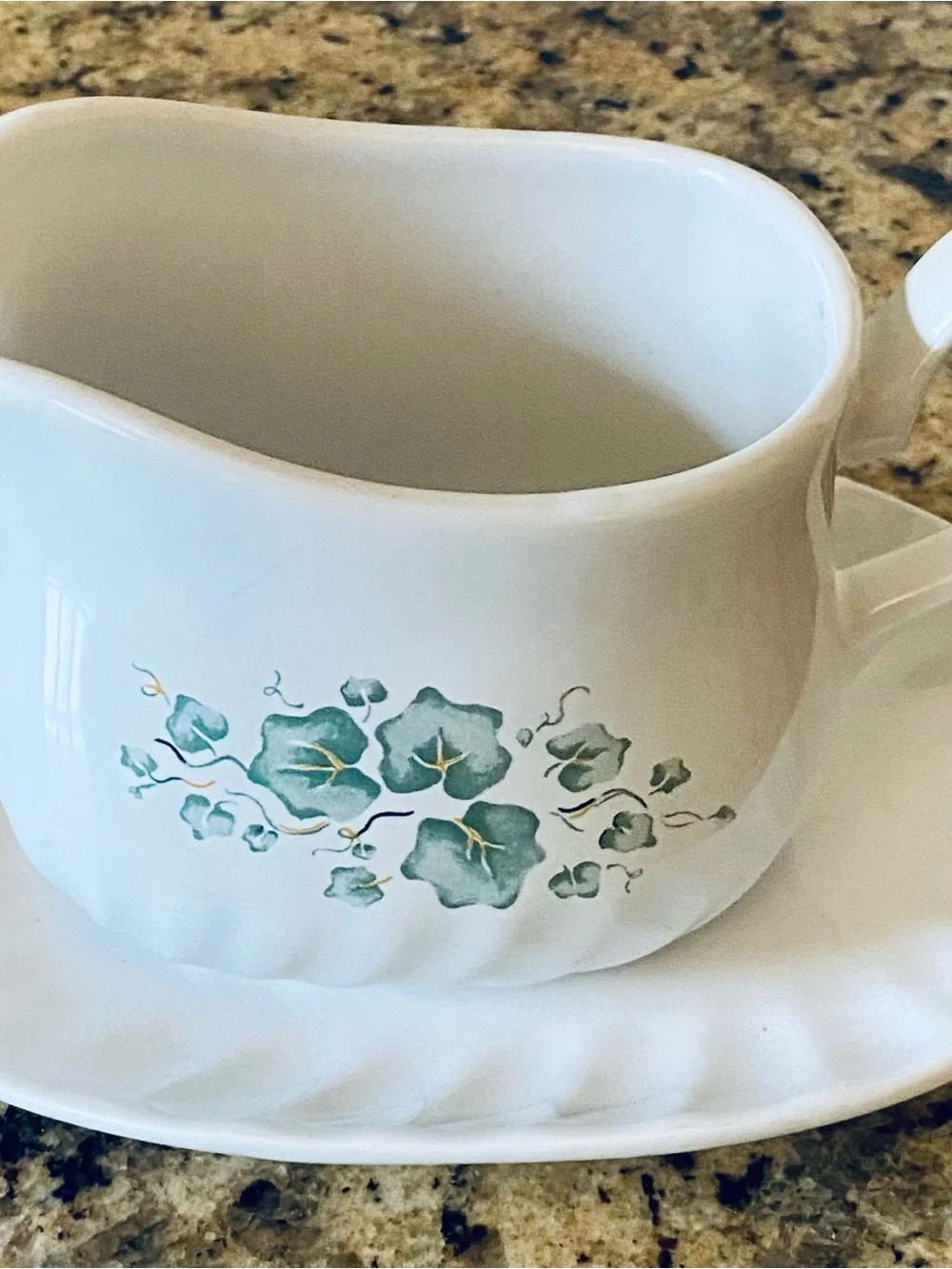 Corelle Coordinates Callaway Ivy Swirl Pattern Gravy Boat and Under Plate